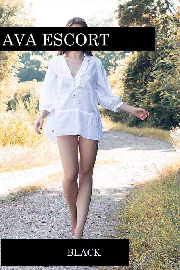 Escort Madeleine Nürnberg weißes Hemd sexy