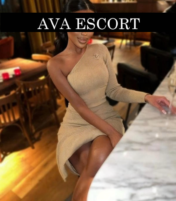 Giselle Escort Frankfurt im Kleid an der Bar